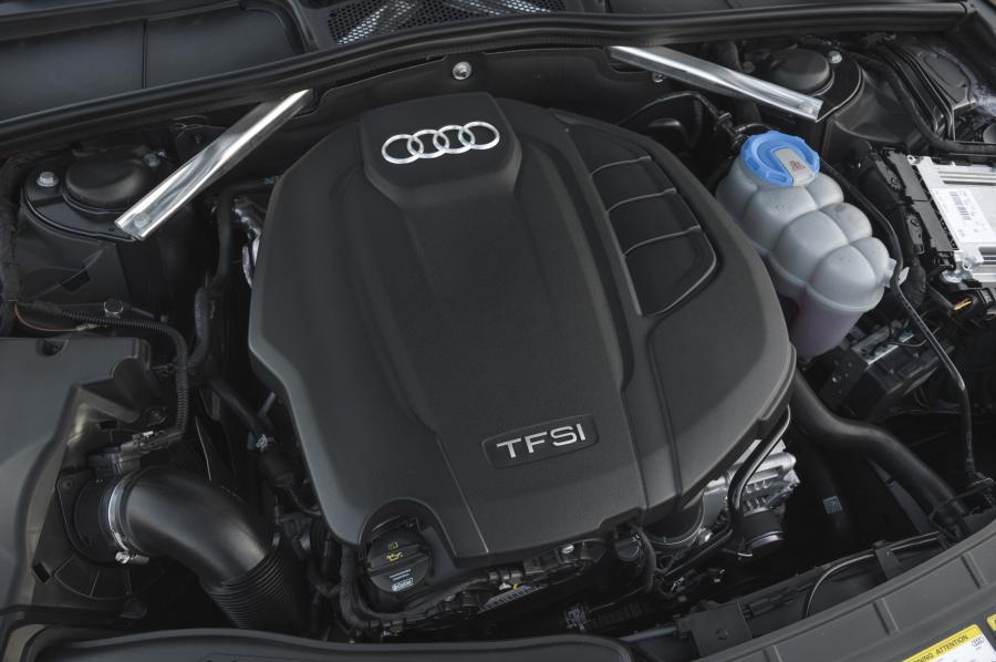 Моторный отсек Audi A5 Coupe 2.0 TFSI S-Line 2017 года  (ZA) (фото 9 из 26)